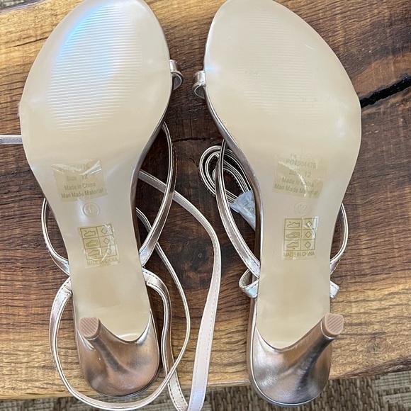 NWOB. Journee Collection Women's Waverlee Dress Sandals. Size 12 - Picture 4 of 8